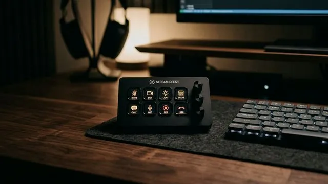 コピペやアプリ起動の手間を削減。PC作業をワンタッチ化する15ボタン左手デバイス