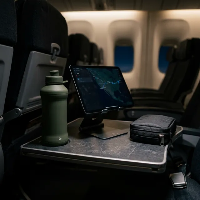 飛行機に持っていくと便利すぎる！長距離フライトのQOLを爆上げする神アイテムのアイキャッチ画像