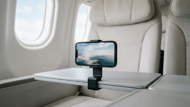 フライト中の首の痛みがゼロに！前の座席に挟むだけの機内用スマホホルダー